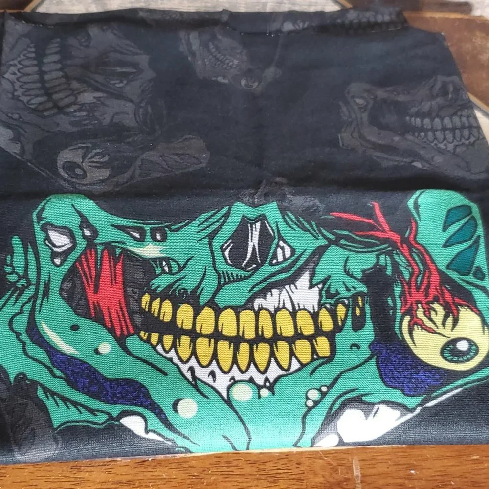 Unisex Green Skull Face Tube Mask Neck GAITER Dust Shield Seamless Bandana